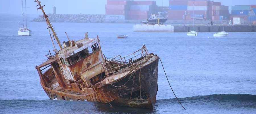 verroest scheepswrak die schuin uit het water steekt